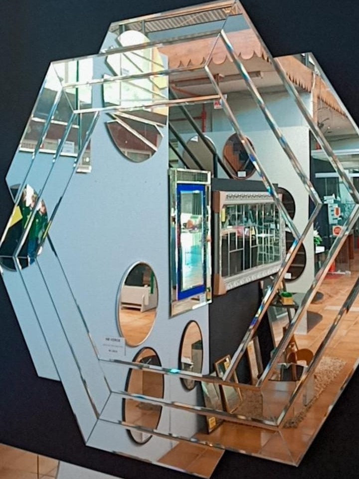 Espelho Decorativo para Sala de Estar Espelho decorativo redondo instalado para sala de estar com estilo moderno.