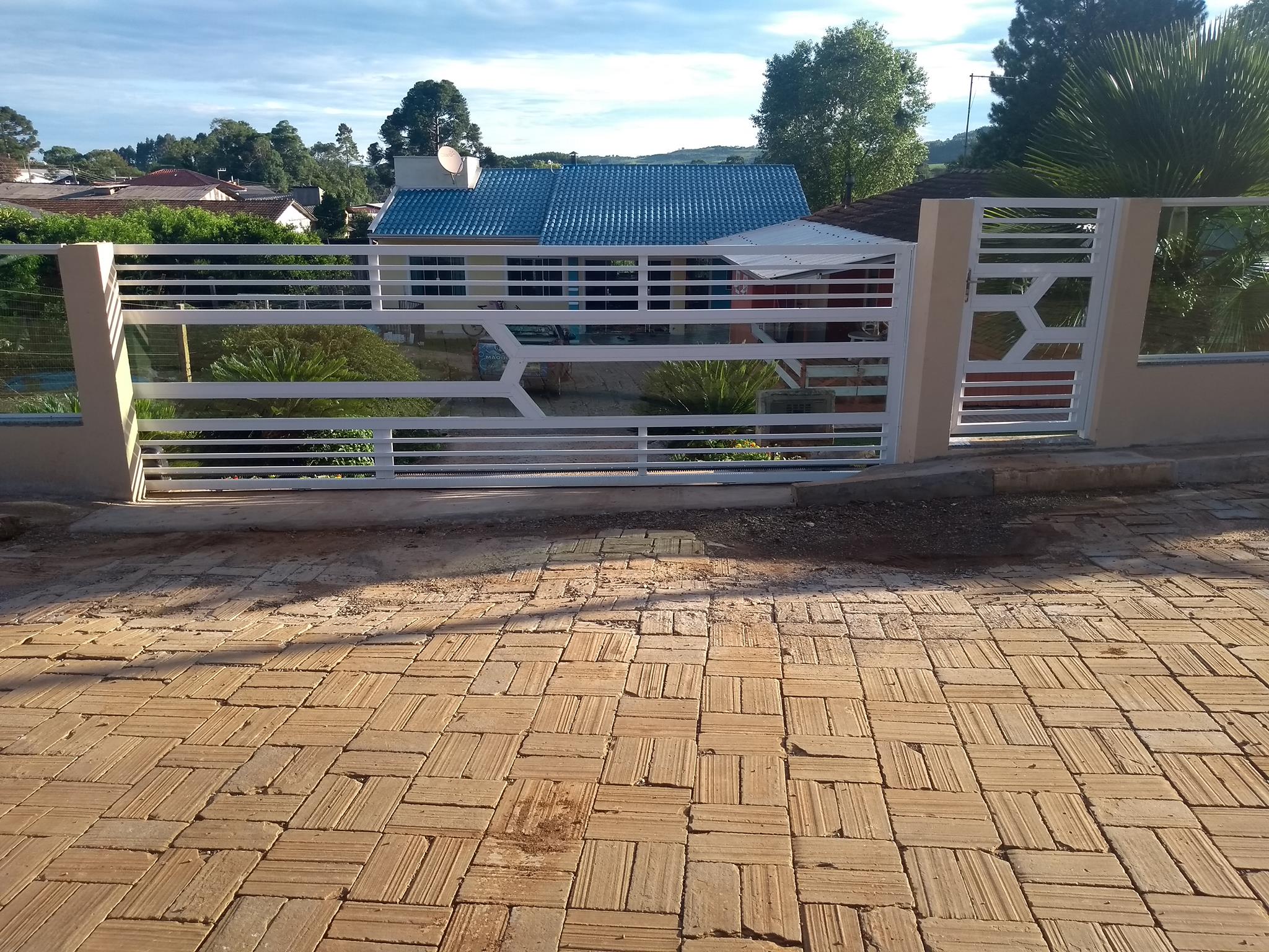 Portão de alumínio em tom branco, instalado pela Junior Glass.