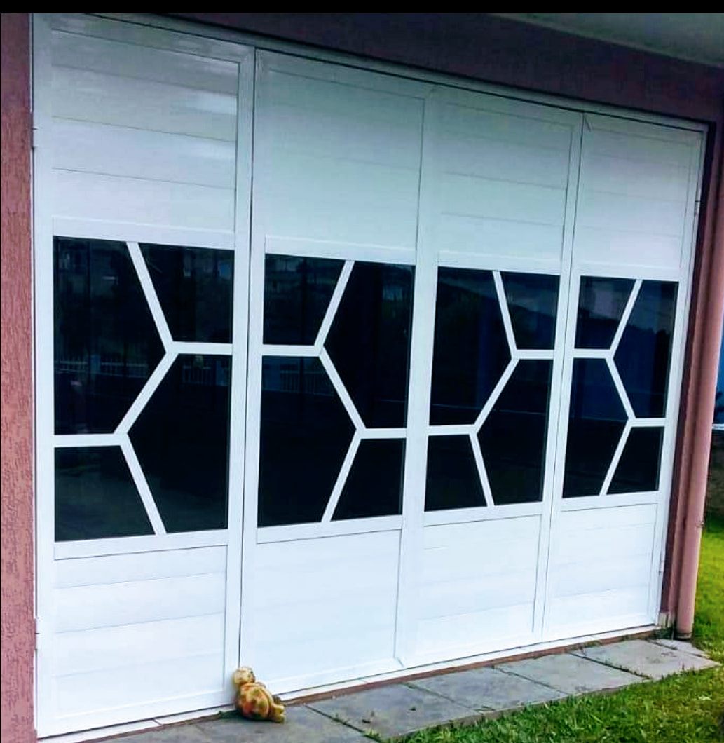 Portão de alumínio em tom branco com vidro, instalado pela Junior Glass.