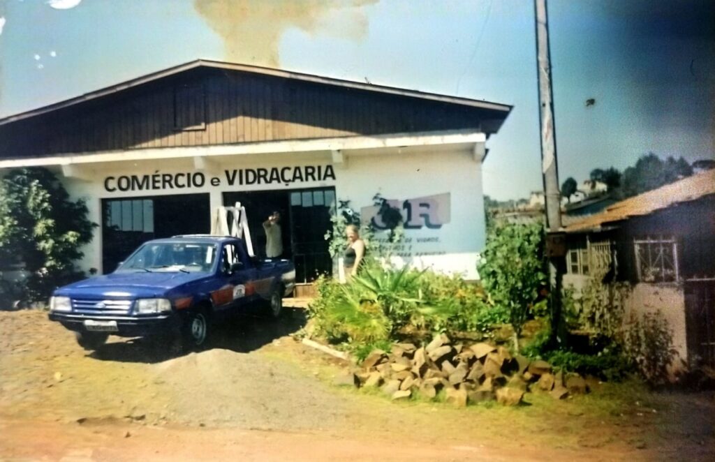 foto antiga da vidraçaria junior glass, antigo comercio e vidraçaria jr