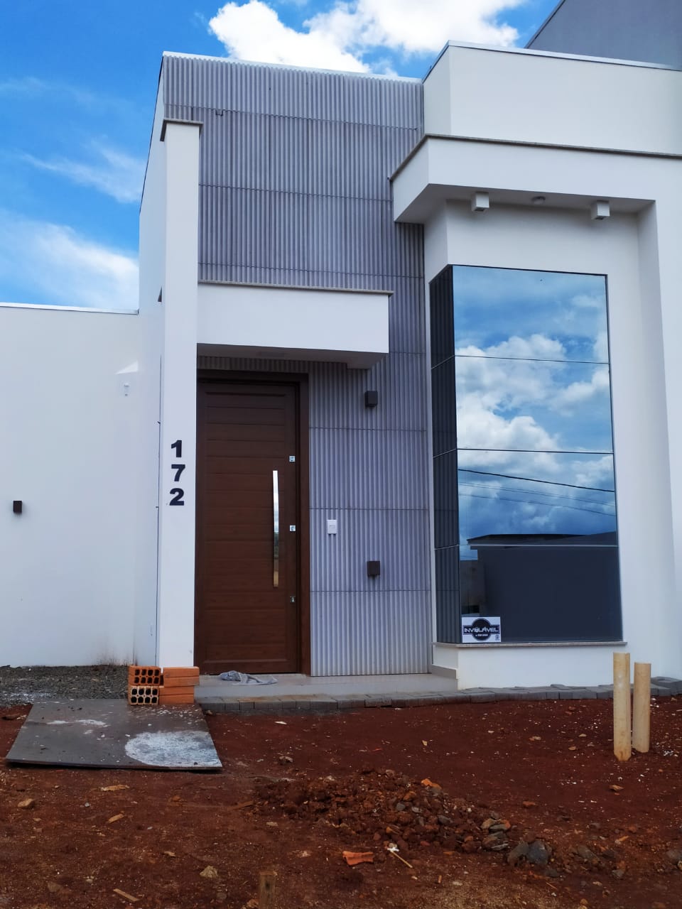 Fachada espelhada com vidros refletivos.