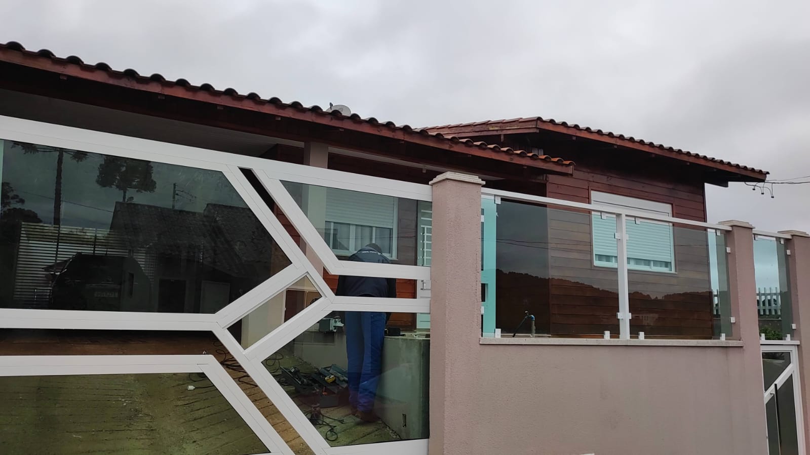 Portão de alumínio em tom branco com vidro, instalado pela Junior Glass.