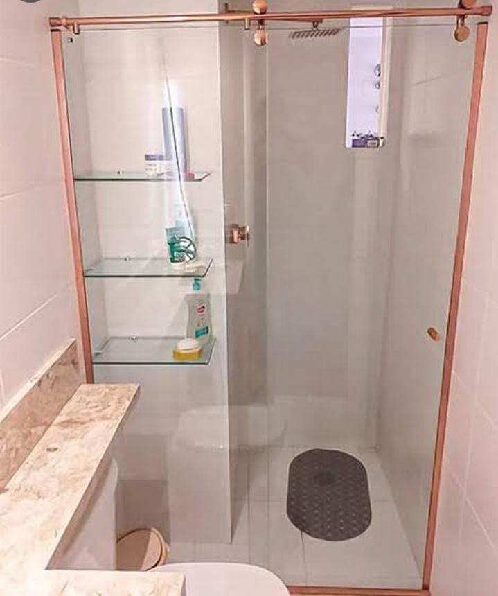 Box de banheiro em vidro temperado com roldanas aparentes, instalado pela Junior Glass.