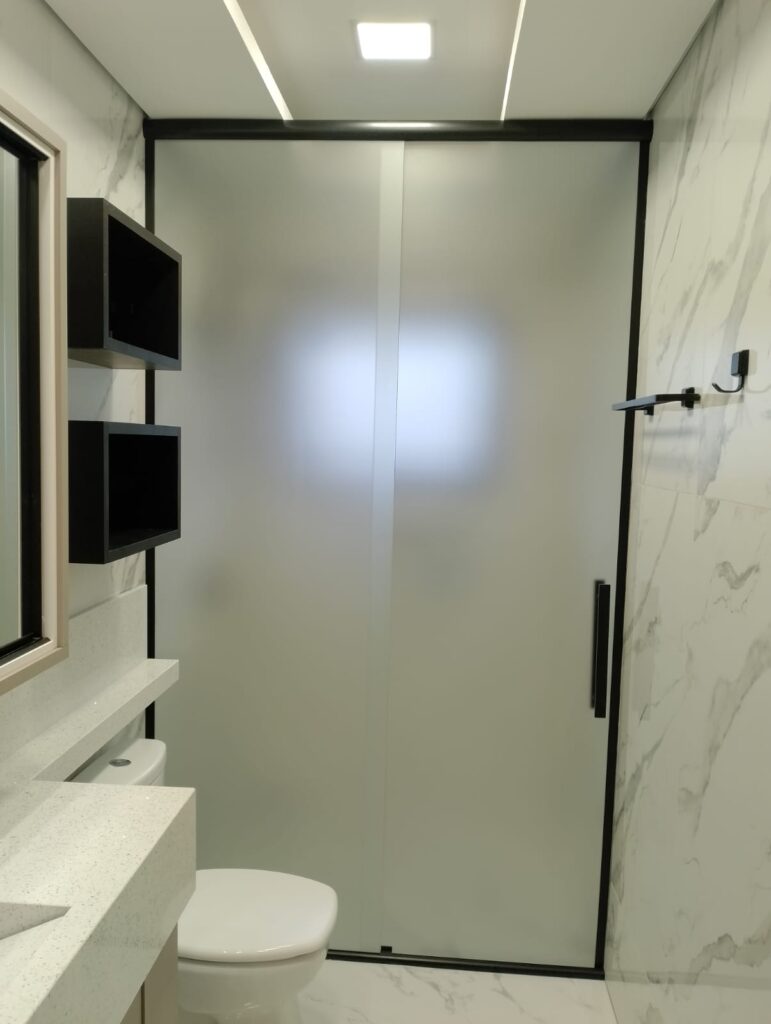 Box de banheiro em vidro temperado com vidro fosco, instalado pela Junior Glass.