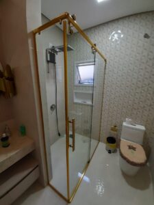 Box de Banheiro em Vidro Temperado Box de banheiro em vidro temperado com roldanas aparentes, instalado pela Junior Glass.