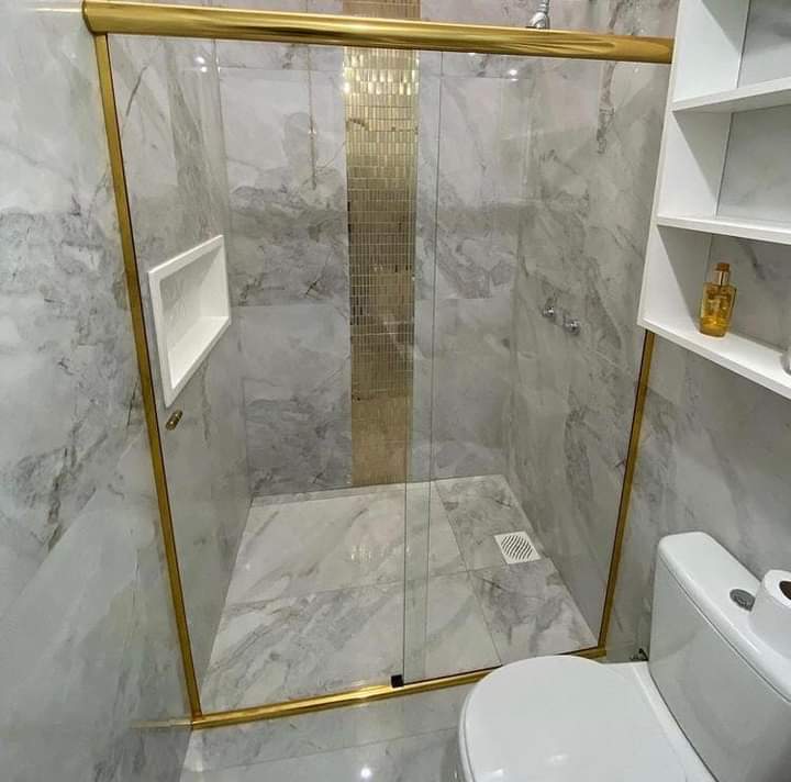 Box de banheiro em vidro temperado, instalado pela Junior Glass.