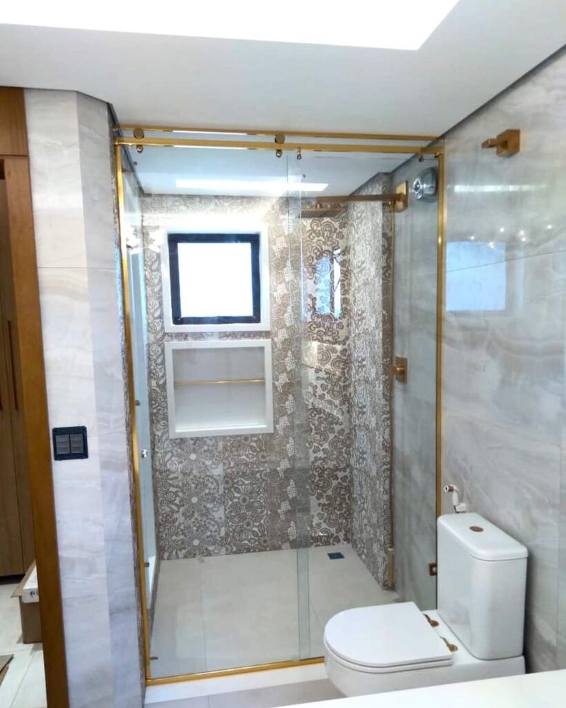 Box de banheiro em vidro temperado com roldanas aparentes, instalado pela Junior Glass.