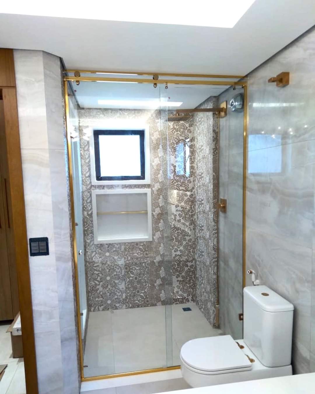 Box de banheiro em vidro temperado com roldanas aparentes, instalado pela Junior Glass.