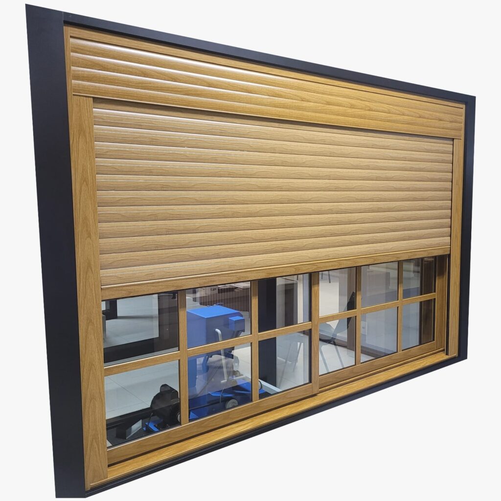 Janela com opção de persiana integrada e automação inteligente.