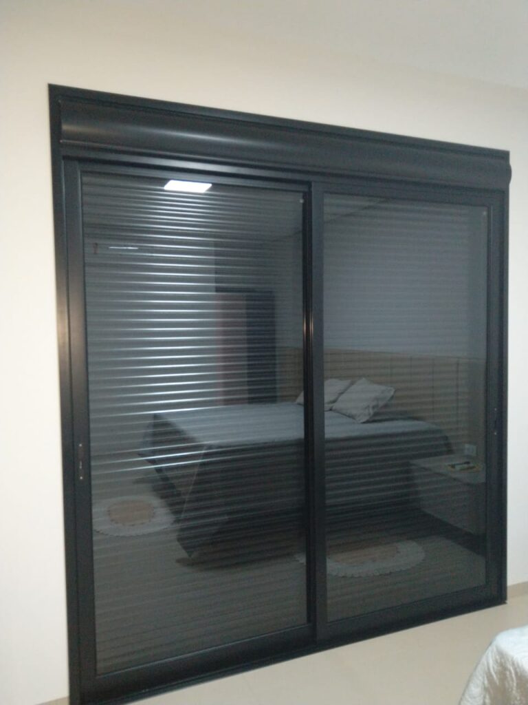 Janela com opção de persiana integrada e automação inteligente.