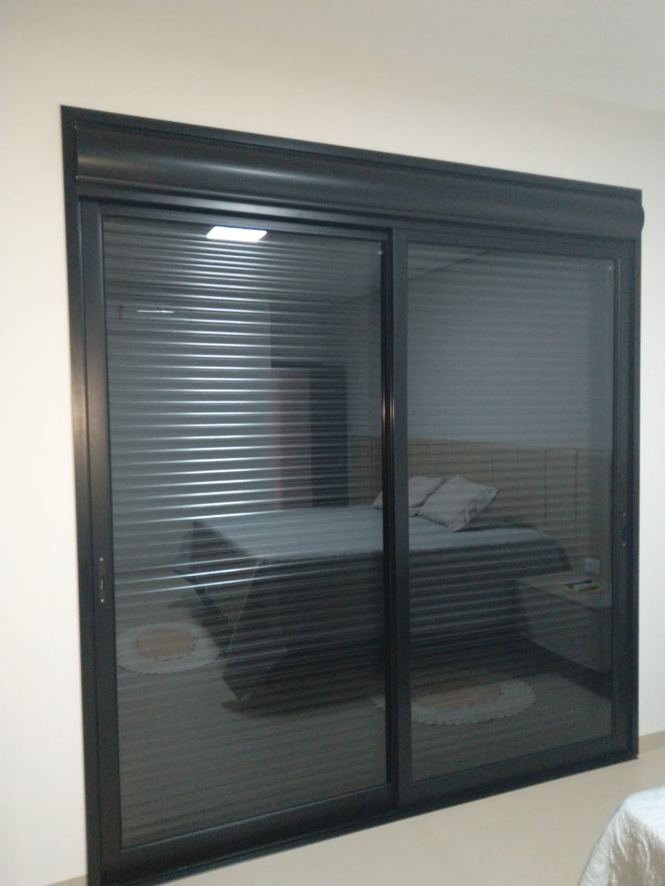 Janela com opção de persiana integrada e automação inteligente.