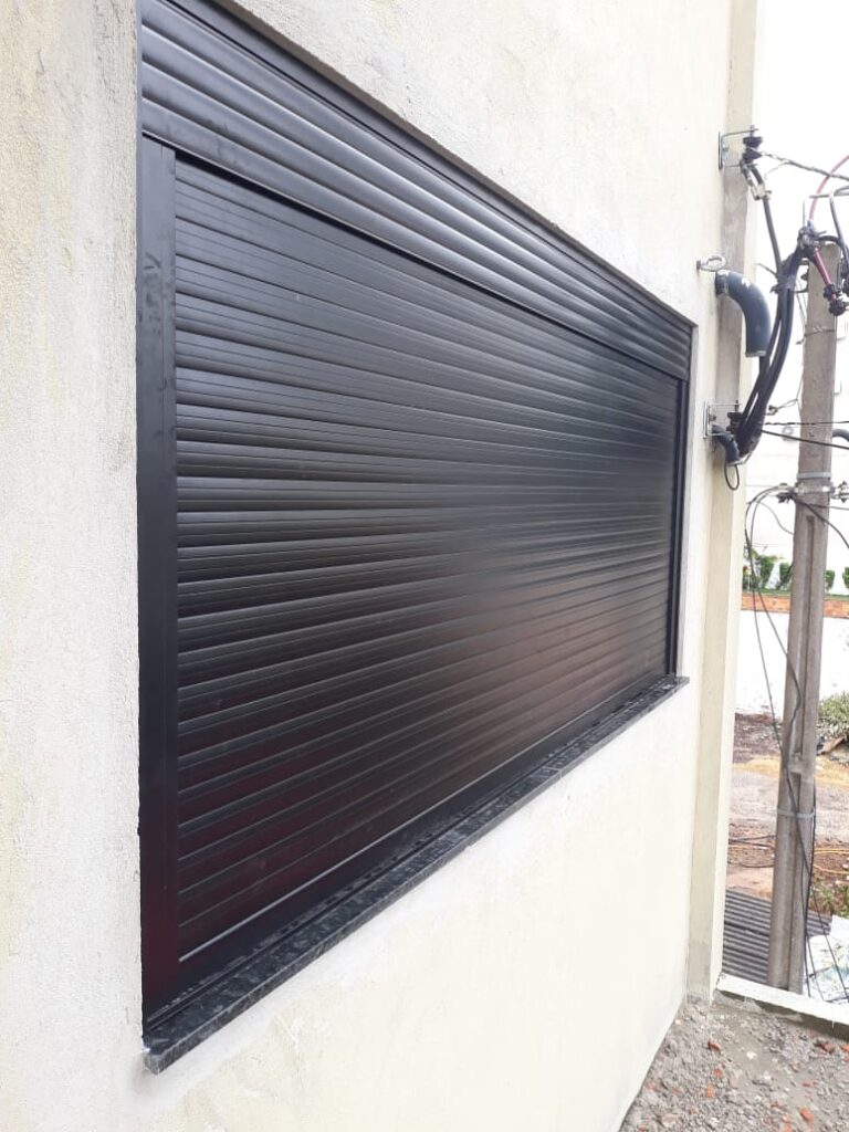 Janela com opção de persiana integrada e automação inteligente.