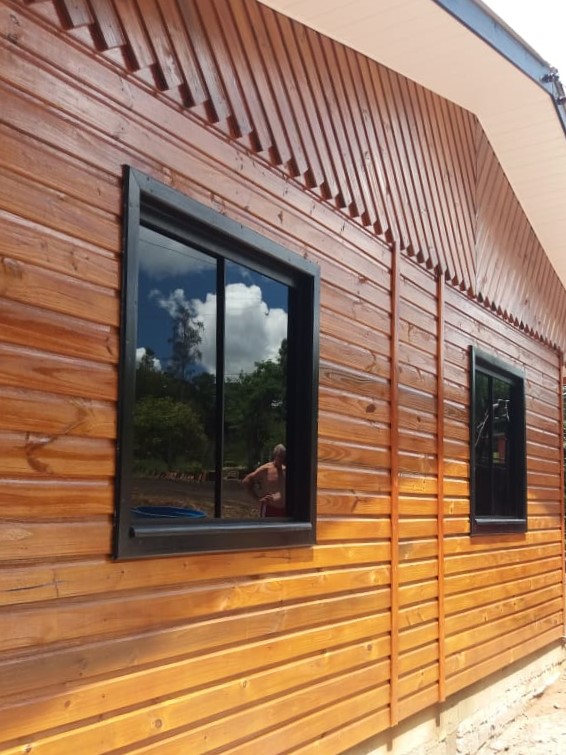 Janela de Correr com Vidro Temperado Janela de vidro temperado com esquadria de alumínio preto instalada pela Junior Glass.