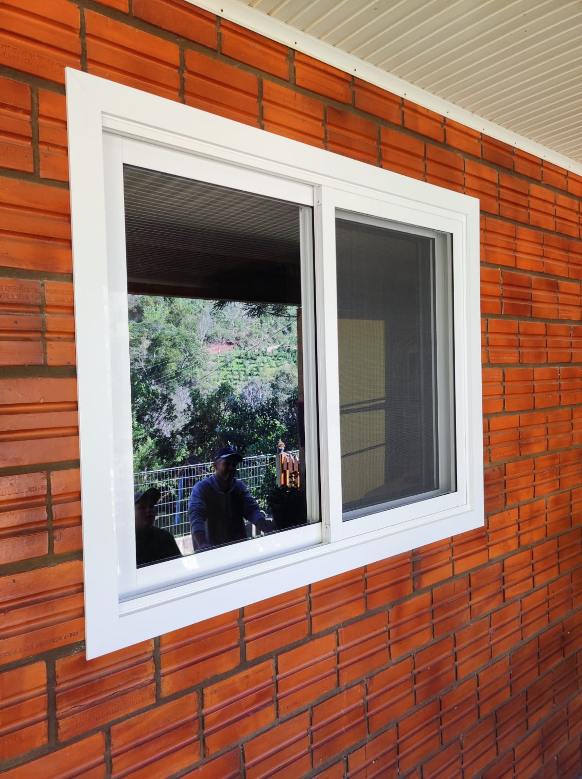 Janela de alumínio preto com vidro.