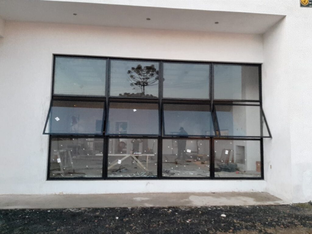 Janela Basculante de alumínio com Vidro