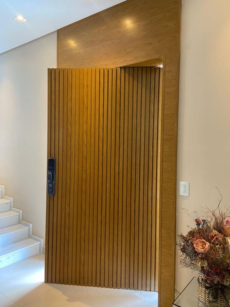 Porta de Alumínio com Ripado Vertical Porta de alumínio ripado vertical, modelo exclusivo da Junior Glass.