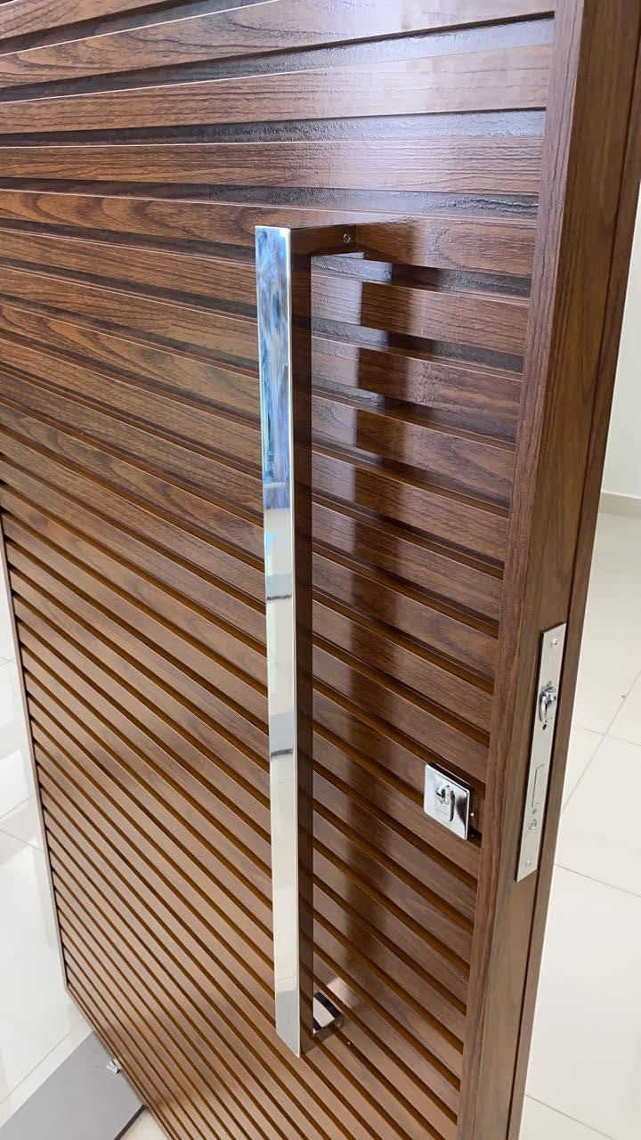 Porta de alumínio ripado horizontal, modelo exclusivo da Junior Glass.