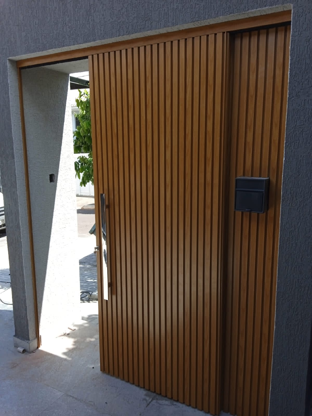 Porta de alumínio ripado vertical, modelo exclusivo da Junior Glass.