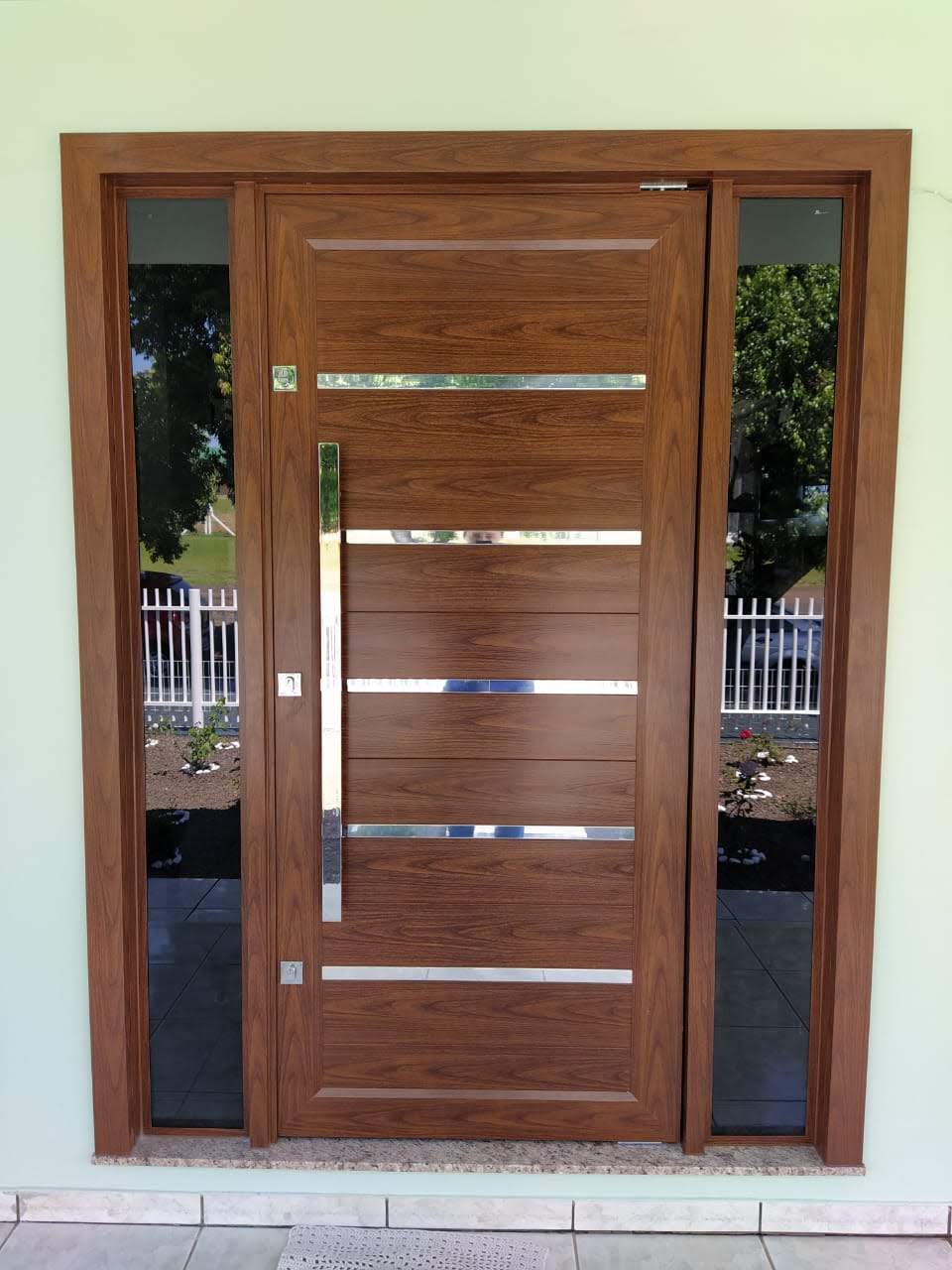 Porta de alumínio com vidro, instalação realizada pela Junior Glass.