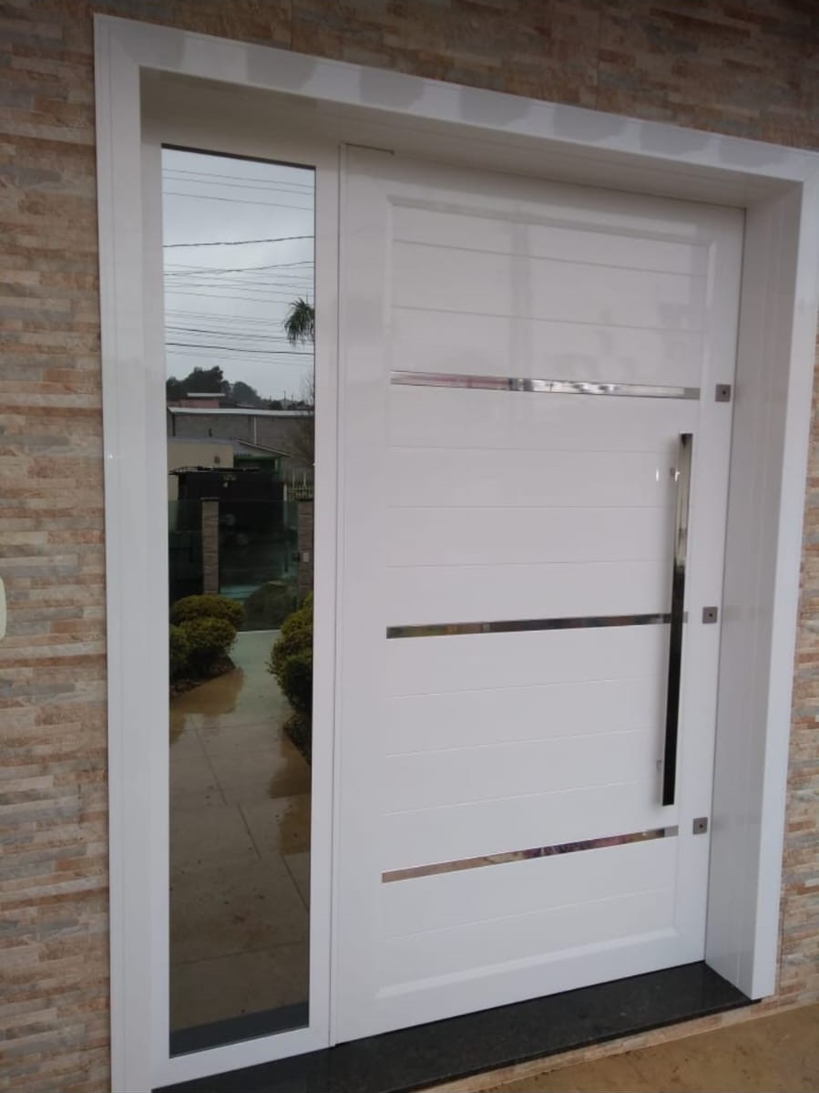 Porta de alumínio instalada em área externa, resistente à umidade e intempéries.