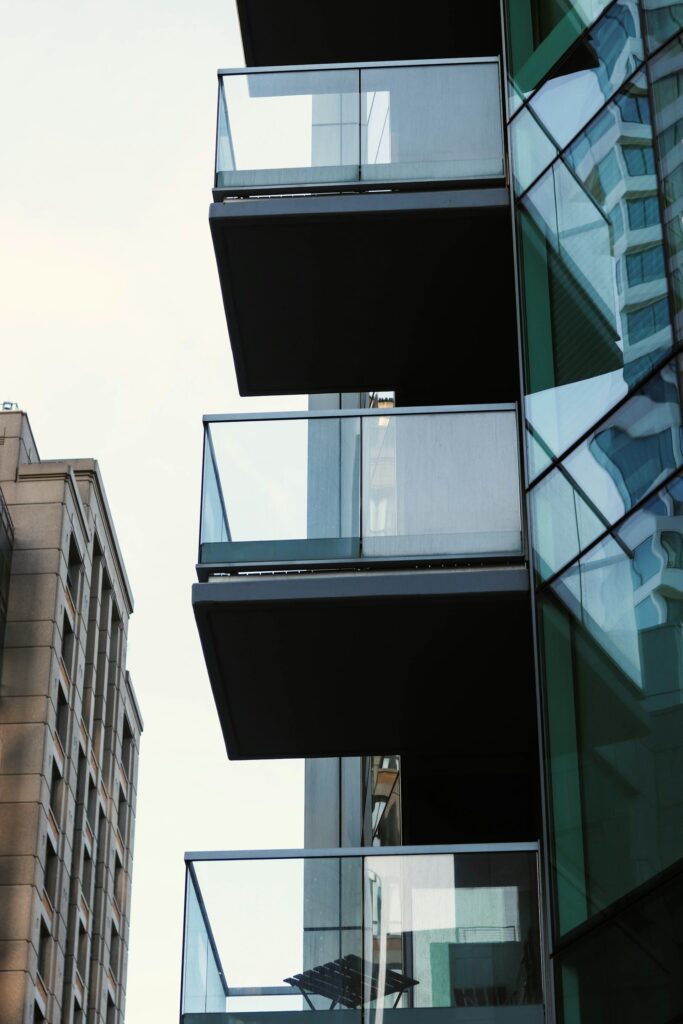 Sistemas modernos para fechamento de sacadas com ventilação e isolamento.