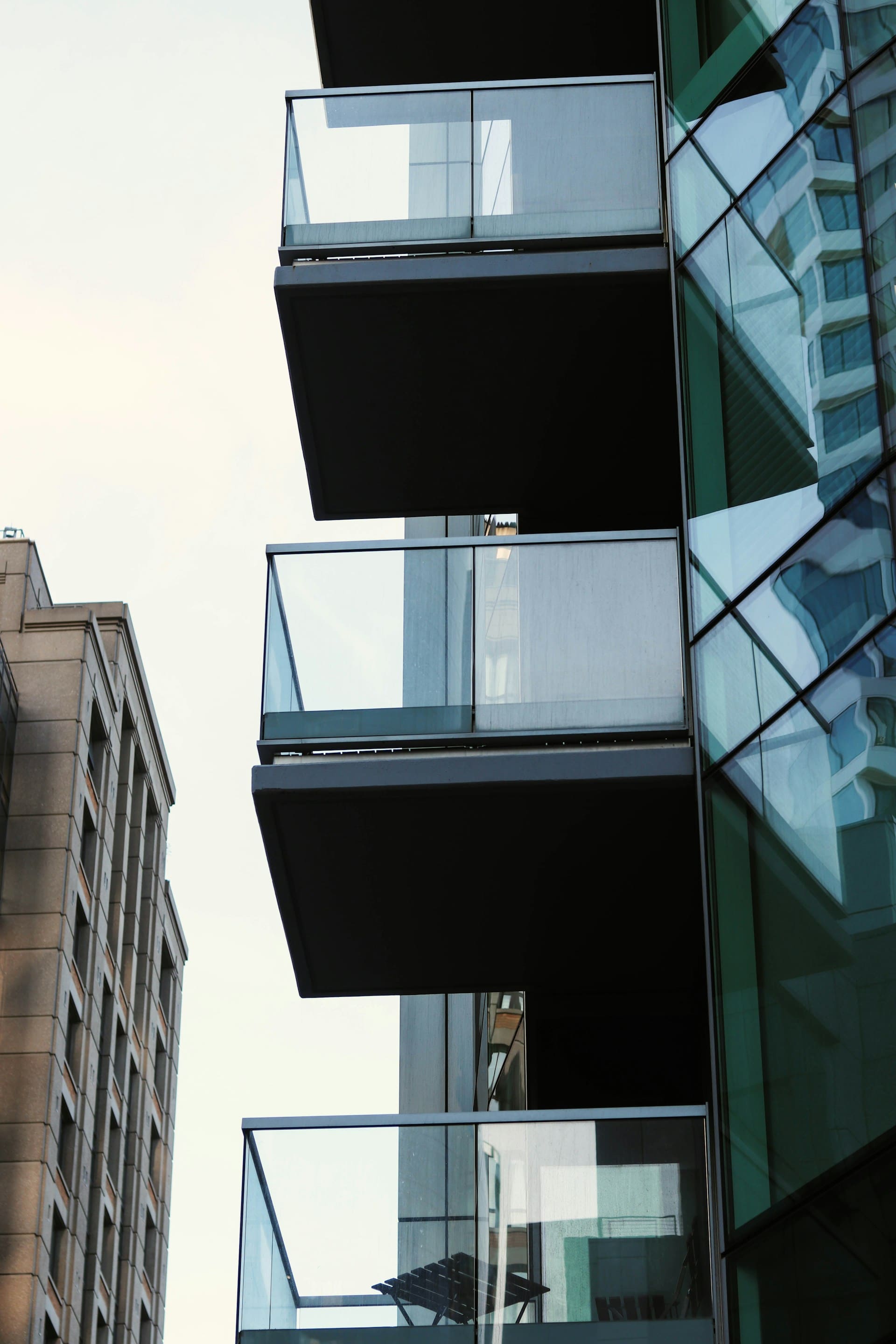 Sistemas modernos para fechamento de sacadas com ventilação e isolamento.