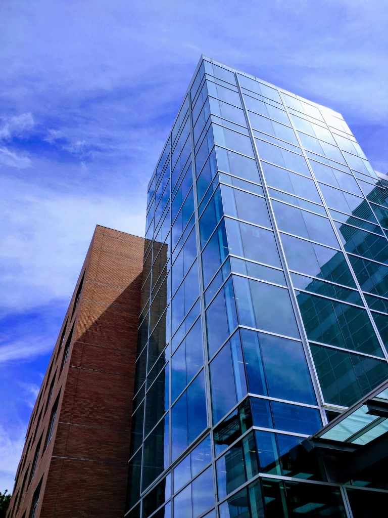 Fachada de Prédio Comercial com Estrutura Glazing Fachada de vidro glazing em prédio comercial, com estrutura metálica